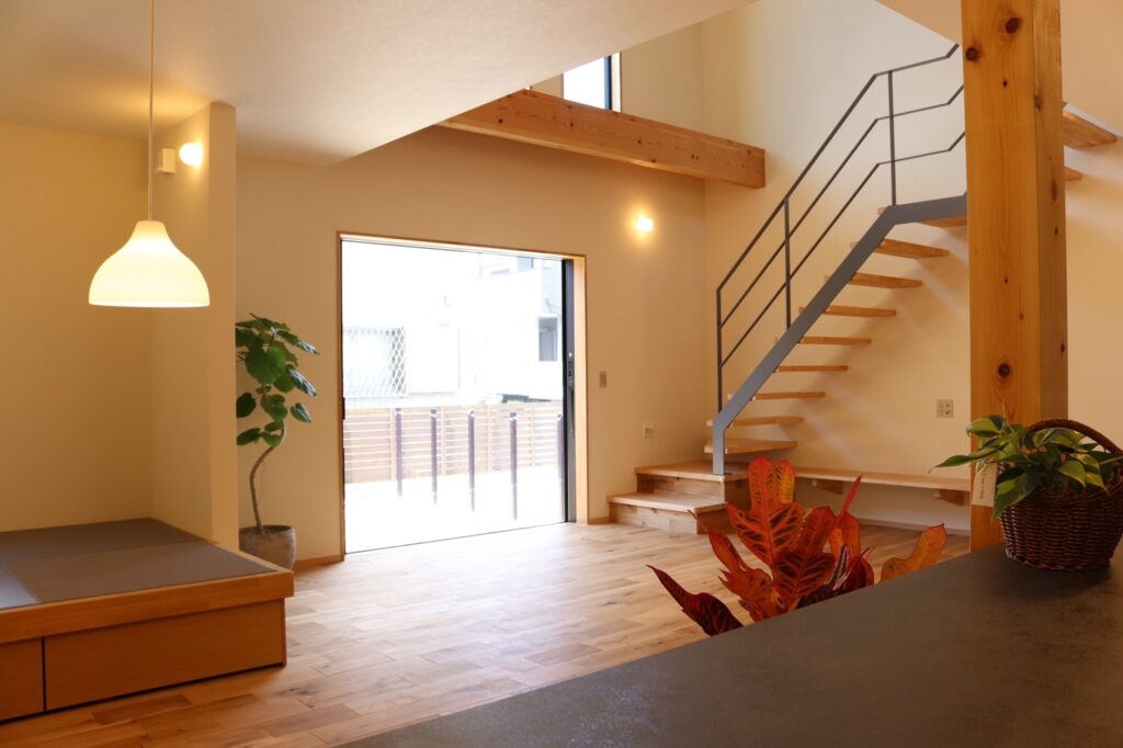 吹き抜けと大きな窓が、開放感のある暮らしをつくる