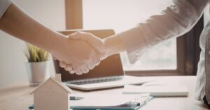 土地探しはどこに行けばいい？不動産会社・建築会社・ポータルの違いと相談先の選び方